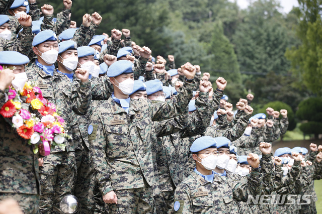 [서울=뉴시스] 동명부대 24진 장병들이 18일 인천시 계양구 국제평화지원단에서 열린 환송식에서 임무완수를 다짐하며 화이팅을 외치고 있다. (사진=육군 제공) 2020.08.18. photo@newsis.com