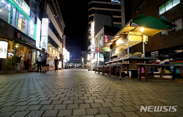 [서울=뉴시스]김병문 기자 = 강화된 사회적 거리두기 2단계 권고 사항이었던 조치들이 강제 사항으로 강화되는 19일 0시를 몇 시간 앞둔 18일 오후 서울 중구 북창동 먹자골목의 한 포장마차가 한산하다. 2020.08.18. dadazon@newsis.com