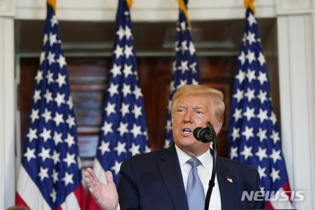 [워싱턴=AP/뉴시스] 도널드 트럼프 미국 대통령이 18일(현지시간) 워싱턴 백악관 블루룸에서 수정헌법 19조 비준 100주년 기념식에서 발언하고 있다. 2020.08.18.
