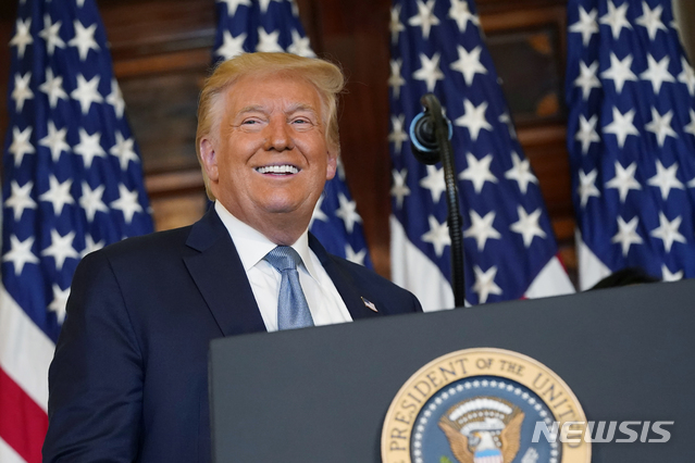 [워싱턴=AP/뉴시스] 도널드 트럼프 미국 대통령이 18일(현지시간) 워싱턴 백악관 블루룸에서 수정헌법 19조 비준 100주년 기념식에서 발언하고 있다. 2020.08.19.