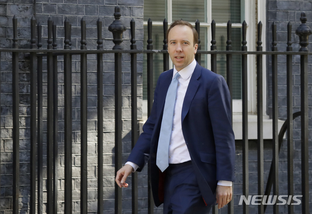 [런던=AP/뉴시스] 맷 행콕(사진) 영국 보건장관은 18일(현지시간) 스카이뉴스에 "우리는 국민의 안전을 위해 필요한 어떤 일이든 하겠다"며 신종 코로나바이러스 감염증(코로나19)로 인한 두 번째 봉쇄 가능성을 시사했다. 2020.9.18.