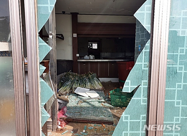 [서산=뉴시스]지난 3월 4일 롯데케미칼 서산 대산공장 나프타 분해 센터 폭발 여파로 인근 상가 유리창이 부서졌다. 2020.03.04. ssong1007@newsis.com 