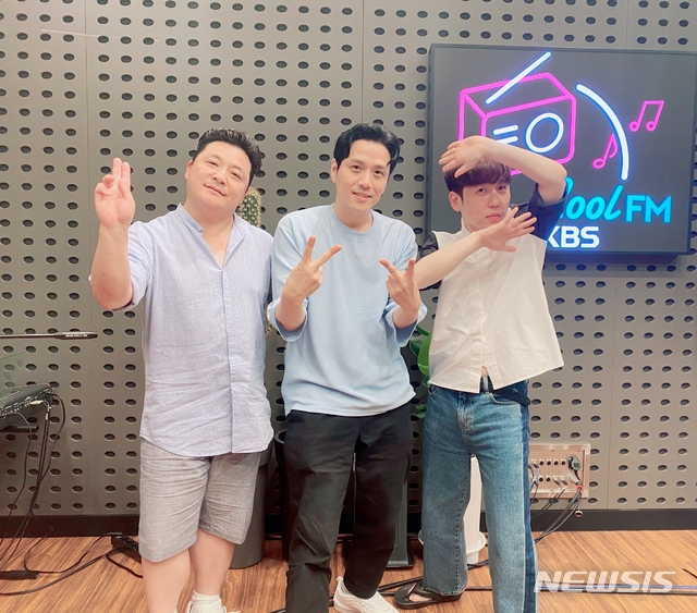 [서울=뉴시스] KBS 쿨FM '윤정수, 남창희의 미스터 라디오'에 출연한 김영민(가운데). (사진=KBS 제공)
