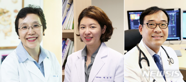 [서울=뉴시스] 19일 분당서울대병원 소화기내과 김나영 교수(왼쪽), 연세대 의대 소화기내과 최윤진 교수(가운데), 분당서울대병원 종합내과 온정헌 교수(오른쪽) 연구팀은 가족력이 있는 위암 환자들의 위 점막에서 점액을 만드는 'MUC4' 유전자의 변이가 발견됐다고 밝혔다.(사진 : 분당서울대병원 제공) 2020.8.19.