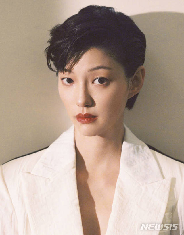 [서울=뉴시스] 배우 이엘. (사진=노블레스 맨 제공)