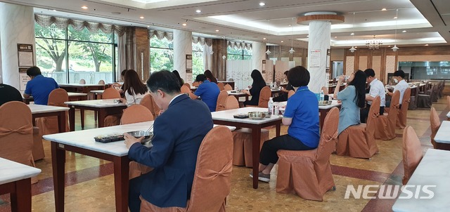 [경주=뉴시스] 이은희 기자= 19일 제33회 전국 장로부부 하기수련회가 열리고 있는 경주 더케이호텔 식당에서 테이블에 한 명씩 앉아 식사를 하고 있다. 2020.8.19.leh@newsis.com