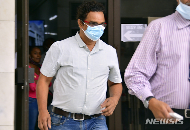 [포트루이스=AP/뉴시스] 18일(현지시간) 인도양 섬나라 모리셔스에서 좌초한 일본 선박의 선장 수닐 쿠마르 난데슈와르(58)가 포트루이스 지방법원에 출석하고 있다. 그는 안전한 항해를 위협한 혐의 등으로 기소돼 체포됐다. 2020.08.19.