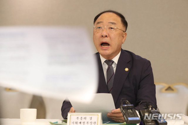 [서울=뉴시스]김명원 기자 = 홍남기 경제부총리 겸 기획재정부 장관이 19일 오전 서울 종로구 정부서울청사 국무위원식당에서 열린 제3차 부동산 시장 점검 관계장관회의에 참석해 발언하고 있다. 2020.08.19.&nbsp; photo@newsis.com