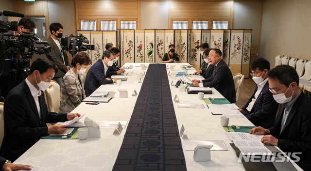 [서울=뉴시스]김명원 기자 = 홍남기 경제부총리 겸 기획재정부 장관이 19일 오전 서울 종로구 정부서울청사 국무위원식당에서 열린 제3차 부동산 시장 점검 관계장관회의를 주재하고 있다. 2020.08.19.  photo@newsis.com