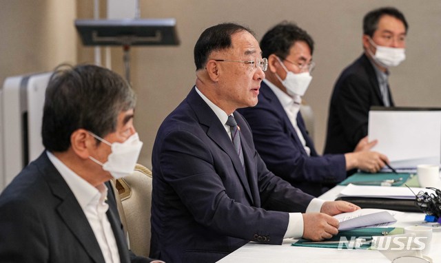 [서울=뉴시스]김명원 기자 = 홍남기 경제부총리 겸 기획재정부 장관이 19일 오전 서울 종로구 정부서울청사 국무위원식당에서 열린 제3차 부동산 시장 점검 관계장관회의에 참석해 발언하고 있다. 2020.08.19.&nbsp; photo@newsis.com