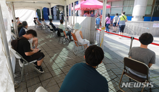 [서울=뉴시스] 이영환 기자 = 19일 오전 서울 동작구보건소에서 신종 코로나바이러스 감염증(코로나19) 선별진료소 운영 시간을 앞두고 시민들이 검사를 받기 위해 줄지어 대기하고 있다. 2020.08.19.&nbsp; 20hwan@newsis.com