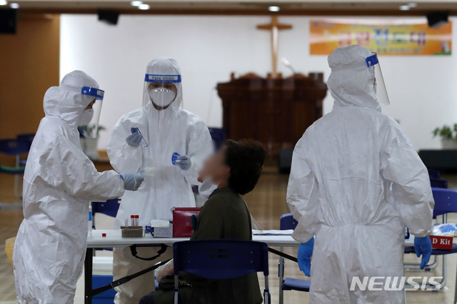 [서울=뉴시스] 이윤청 기자 = 금란교회 교인들이 19일 서울 중랑구 금란교회에 설치된 임시 선별진료소에서 검사를 받고 있다. 18일 서울시, 중랑구, 금란교회 등에 따르면 사랑제일교회를 방문한 서울 중랑구 금란교회 교인 1명이 지난 17일 신종 코로나바이러스 감염증(코로나19) 확진 판정을 받았다. 2020.08.19.&nbsp; radiohead@newsis.com