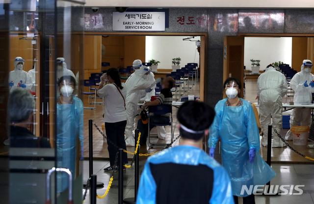 [서울=뉴시스] 이윤청 기자 = 금란교회 교인들이 19일 서울 중랑구 금란교회에 설치된 임시 선별진료소에서 검사를 받고 있다. 18일 서울시, 중랑구, 금란교회 등에 따르면 사랑제일교회를 방문한 서울 중랑구 금란교회 교인 1명이 지난 17일 신종 코로나바이러스 감염증(코로나19) 확진 판정을 받았다. 2020.08.19. radiohead@newsis.com