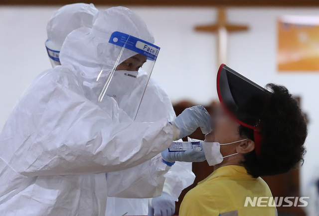 [서울=뉴시스] 이윤청 기자 = 금란교회 교인들이 19일 서울 중랑구 금란교회에 설치된 임시 선별진료소에서 검사를 받고 있다. 18일 서울시, 중랑구, 금란교회 등에 따르면 사랑제일교회를 방문한 서울 중랑구 금란교회 교인 1명이 지난 17일 신종 코로나바이러스 감염증(코로나19) 확진 판정을 받았다. 2020.08.19.&nbsp; radiohead@newsis.com 