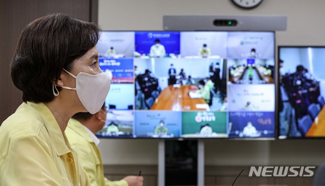 [서울=뉴시스]김명원 기자 = 유은혜 사회부총리 겸 교육부 장관이 19일 서울 종로구 정부서울청사에서 열린 '시도교육청 화상회의'에 참석해 발언 하고 있다. 2020.08.19.&nbsp; photo@newsis.com