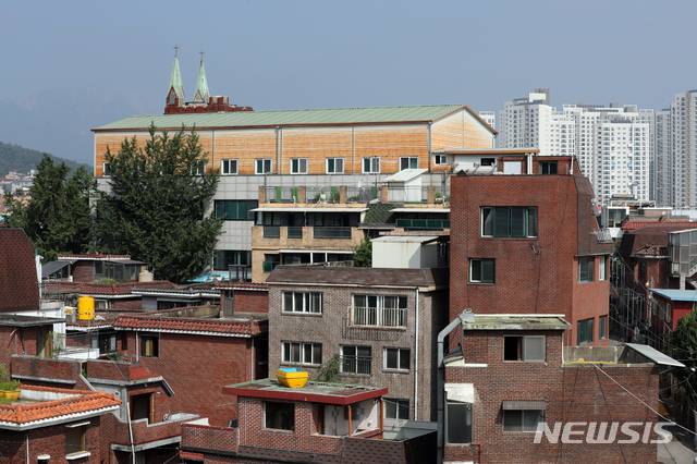 [서울=뉴시스] 이윤청 기자 = 중앙방역대책본부가 국내 신종 코로나바이러스 감염증(코로나19) 신규 확진자가 297명이라고 밝힌 19일 서울 성북구 사랑제일교회 일대가 보이고 있다. 2020.08.19. radiohead@newsis.com