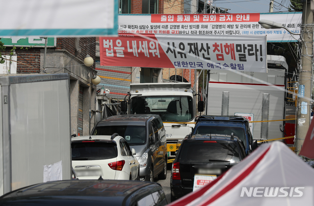 [서울=뉴시스] 이윤청 기자 = 중앙방역대책본부가 국내 신종 코로나바이러스 감염증(코로나19) 신규 확진자가 297명이라고 밝힌 19일 서울 성북구 사랑제일교회로 가는 길목이 주차된 차량으로 막혀 있다. 2020.08.19. radiohead@newsis.com