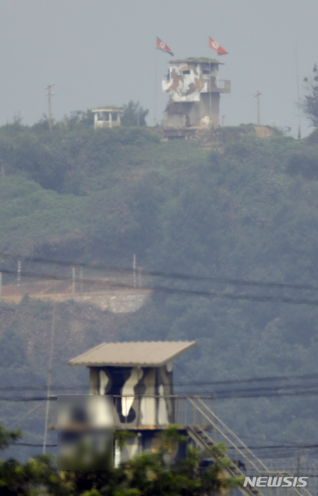 [파주=뉴시스] 고승민 기자 = 한미연합훈련 이튿날인 19일 경기 파주 접경지역에서 바라본 북한군 초소가 조용한 모습을 보이고 있다. 2020.08.19.kkssmm99@newsis.com