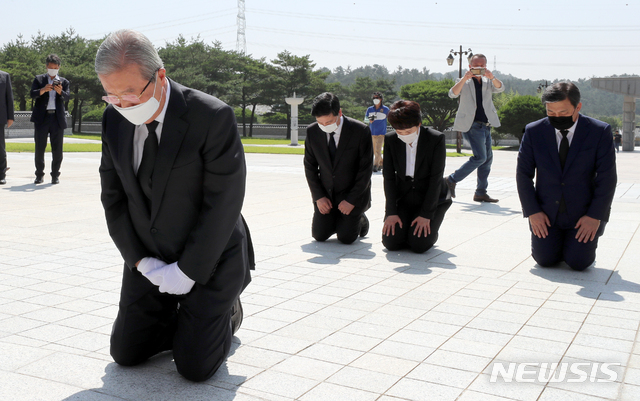 [광주=뉴시스] 류형근 기자 = 김종인 미래통합당 비상대책위원장이 19일 오전 광주 북구 운정동 국립5·18민주묘지를 찾아 오월 영령 앞에 무릎을 꿇고 참배하고 있다. 2020.08.22. hgryu77@newsis.com