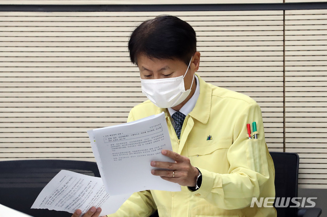 [세종=뉴시스]강종민 기자 = 김강립 중앙재난안전대책본부 제1총괄조정관(보건복지부 차관)이 19일 오전 정부세종청사에서 신종 코로나바이러스 감염증(코로나19) 정례브리핑에 앞서 자료를 살펴보고 있다. 2020.08.19.&nbsp; ppkjm@newsis.com