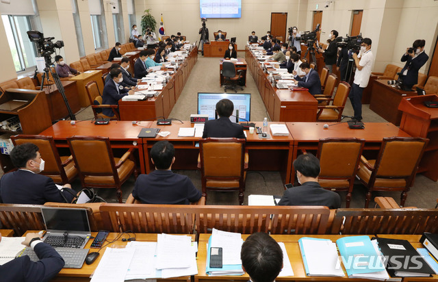 [서울=뉴시스] 김진아 기자 = 김대지 국세청장 후보자가 19일 오전 서울 여의도 국회 기재위 전체회의에서 열린 국세청장 후보자 인사청문회에 출석해 질의에 답하고 있다. 이날 청문회는 코로나19 재확산으로 강화된 방역조치에 따라 참석 인원을 50명 이하로 제한했다. 2020.08.19.  photo@newsis.com