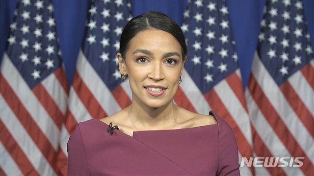 [AP/뉴시스] 18일(현지시간) 미국에서 가장 주목받는 정치 신예인 알렉산드리아 오카시오 코르테스 민주당 하원의원이 화상으로 치러진 민주당 전당대회에서 연설 중인 모습. 2020.08.19.