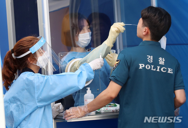 [서울=뉴시스] 이영환 기자 = 지난 광복절 도심 집회에 질서유지를 위해 투입되었던 경찰들이 지난 19일 오전 서울 중구 서울지방경찰청 기동본부에서 신종 코로나바이러스 감염증(코로나19) 검사를 받고 있다. 2020.08.19. 20hwan@newsis.com