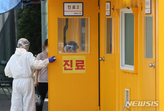 [파주=뉴시스] 고승민 기자 = 19일 파주 경기도의료원 파주병원 선별진료소에서 의료진이 분주하다.  18일 이곳에서 코로나19 격리 치료 중이던 사랑제일교회 교인이 탈출해 법당에 11시간 있었던 것으로 알려지는 등 사랑제일교회발 코로나19 파장이 일파만파 걷잡을 수 없이 커지고 있다. 2020.08.19.  kkssmm99@newsis.com