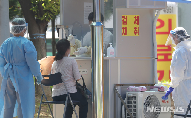 [파주=뉴시스] 고승민 기자 = 19일 파주 경기도의료원 파주병원 선별진료소에서 의료진이 검사자 검체를 채취하고 있다. 2020.08.19.kkssmm99@newsis.com