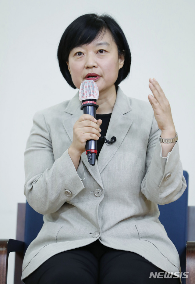 [서울=뉴시스] 최동준 기자 = 한성숙 네이버 대표가 19일 서울 여의도 국회의원회관에서 열린 '미래사회 변화와 교육혁신 토크콘서트'에서 발언하고 있다. 2020.08.19. photocdj@newsis.com