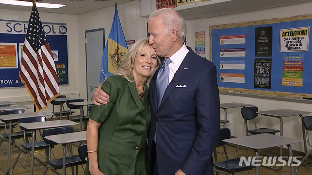 [윌밍턴((미 델라웨어주)=AP/뉴시스]미 민주당 대선 후보로 지명된 조 바이든 전 미 부통령의 부인 질 바이든 여사가 18일(현지시간) 민주당 전당대회 둘째날 연설 후 남편 바이든 전 부통령과 함께 하고 있다. 질 바이든 여사의 전 남편 빌 스티븐슨은 질 바이든이 바이든과의 불륜을 통해 자신의 가정을 파괴했으며 이들은 지난 1970년대 그들이 어떻게 만났는지에 대해 거짓말을 하고 있다고 비난했다고 영국의 데일리 메일이 17일 보도했다. 2020.8.19