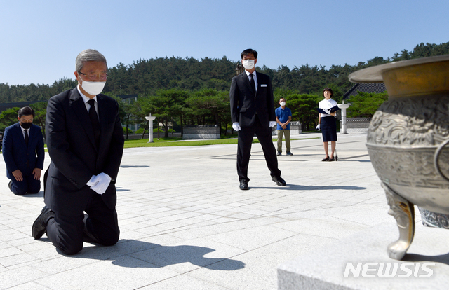 [광주=뉴시스] 류형근 기자 = 김종인 미래통합당(현 국민의힘) 비상대책위원장이 19일 오전 광주 북구 운정동 국립5·18민주묘지를 찾아 오월 영령 앞에 무릎을 꿇고 참배하고 있다. 2020.08.19. hgryu77@newsis.com