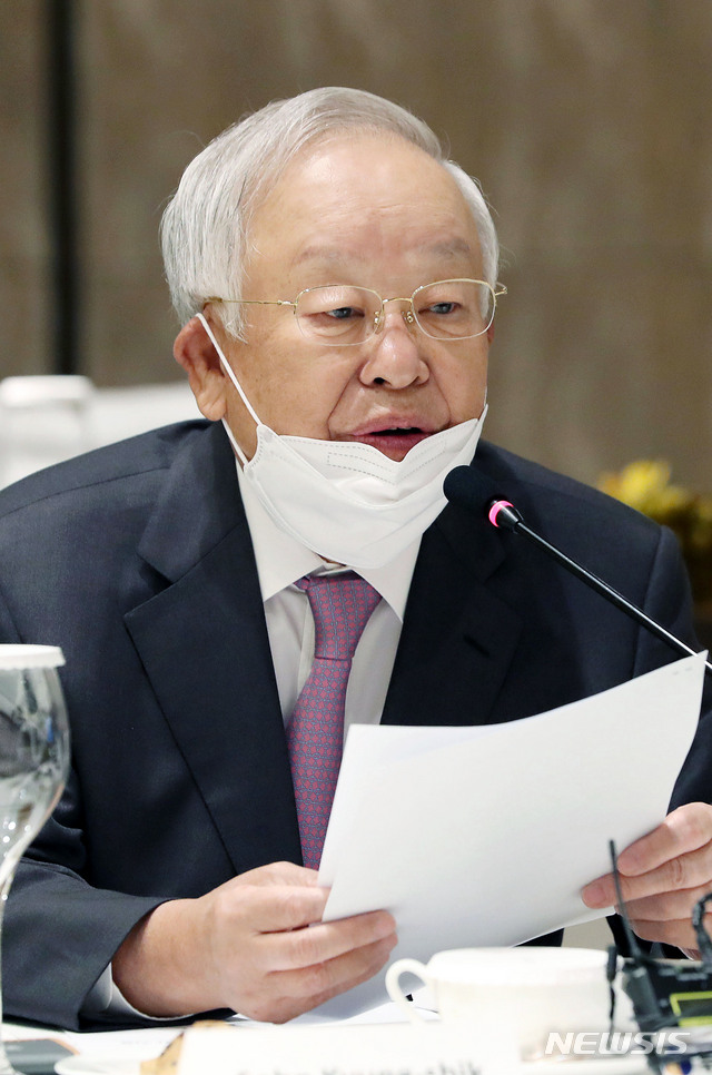 [서울=뉴시스]홍효식 기자 = 손경식 한국경영자총협회장이 19일 서울 종로구 포시즌스 호텔에서 열린 경총, 주한 유럽연합(EU) 대사단 초청 간담회에 참석해 발언하고 있다. 2020.08.19.&nbsp; yesphoto@newsis.com