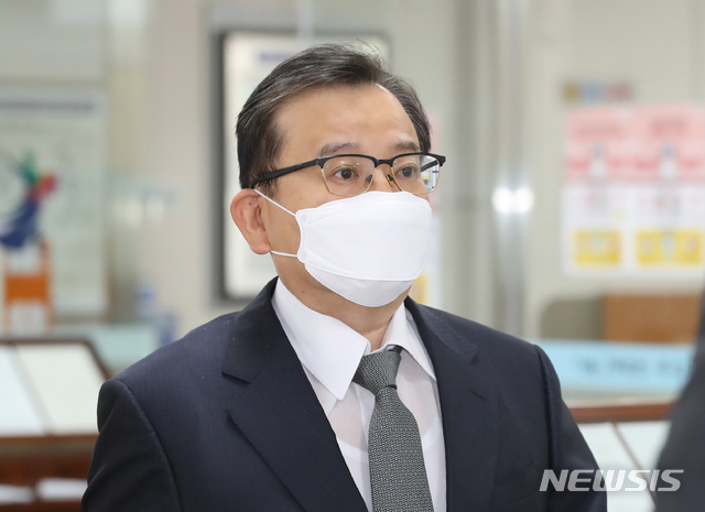 [서울=뉴시스] 조수정 기자 = 김학의 전 법무부 차관이 지난 8월 서울 서초동 서울고등법원에서 열린&nbsp; '뇌물 혐의' 관련 항소심 2차 공판에 출석하기 위해 법정으로 향하고 있다. 2020.08.19. chocrystal@newsis.com