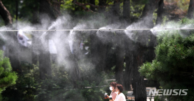 [서울=뉴시스]추상철 기자 = 서울을 비롯한 전국 대부분 지방에 폭염경보가 발효된 19일 오후 서울 종로구 청와대분수대에서 시민들이 쿨링포그를 지나고 있다. 2020.08.19.&nbsp; scchoo@newsis.com