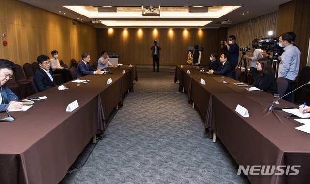 [서울=뉴시스]사진공동취재단 = 박능후 보건복지부 장관과 최대집 대한의사협회 회장이 19일 오후 서울 중구 코리아나호텔에서 열린 의정간담회에 참석해 발언하고 있다. 2020.08.19.&nbsp; photo@newsis.com