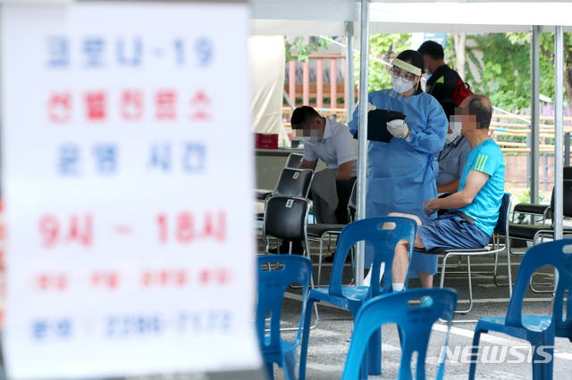 [서울=뉴시스]박주성 기자 = 19일 서울 성동구는 코로나19의 사랑제일교회발 지역감염이 증가함에 따라 성동구보건소 선별진료소에 방문하는 주민들의 검사수요에 대비해 안내문 부착 등 신속한 검진이 이루어질 수 있도록 철저히 대응하고 있다. (사진=성동구 제공). 2020.08.19.  photo@newsis.com