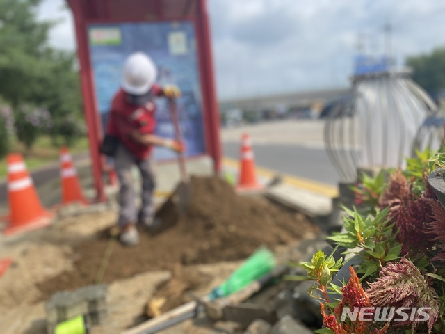 [수원=뉴시스] 20일 경기 수원시 권선구 금곡동 한 버스정류장 인근에서 정비 작업이 한창이다. (사진=김동영 기자)