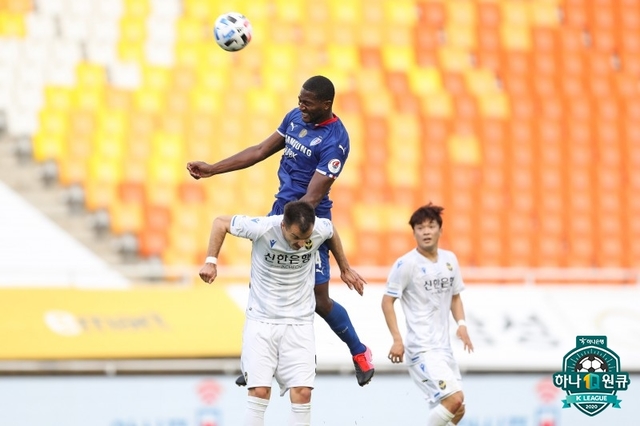 [서울=뉴시스] 프로축구 인천 유나이티드와 수원 삼성이 강등 혈투를 펼친다. (제공=프로축구연맹)
