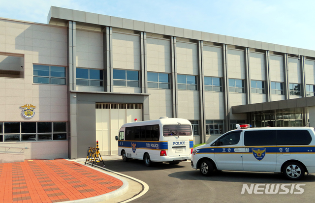 [속초=뉴시스] 김경목 기자 = 미결수들을 태운 속초경찰서 호송차 2대가 20일 강원 속초시 강원북부교도소로 들어가고 있다. 미결수 수용은 이번이 처음이다. (사진=강원북부교도소 제공) 2020.08.20. photo＠newsis.com