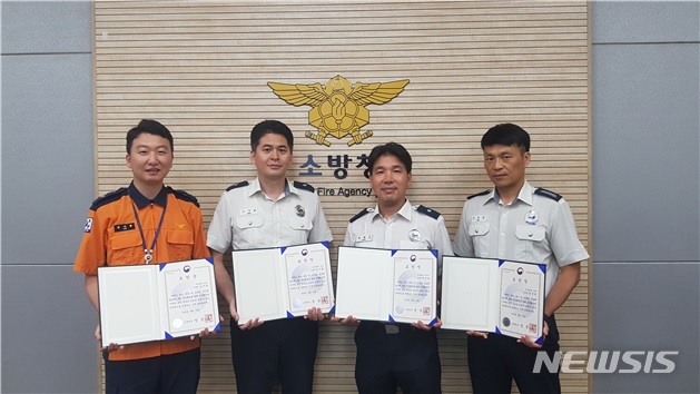 [세종=뉴시스] 적극행정 우수 소방공무원 표창을 받은 김지훈 소방위와 노시환 소방위, 최재호 소방위, 임동영 소방장(왼쪽부터). (사진= 소방청 제공) 2020.08.21.&nbsp;&nbsp; 