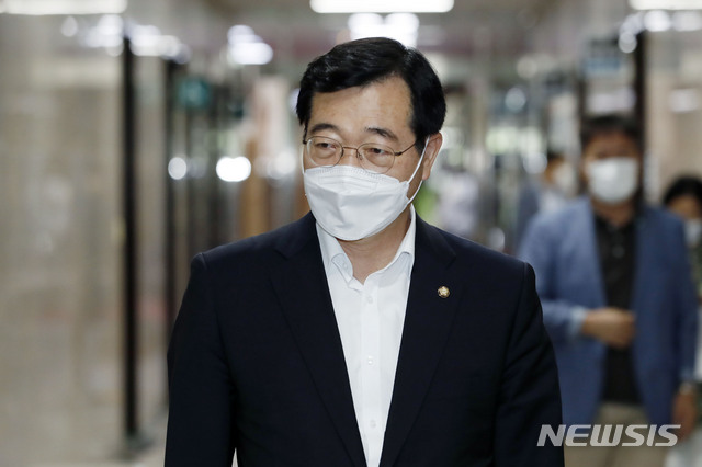 [서울=뉴시스] 최동준 기자 = 민홍철 더불어민주당 중앙당선관위원장이 20일 서울 여의도 국회에서 당대표 후보 토론회 진행 여부 회의를 위해 당대표실로 들어가고 있다. 2020.08.20.&nbsp; photocdj@newsis.com