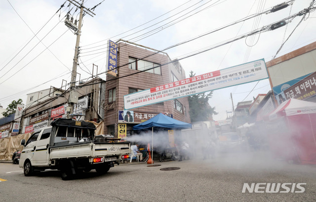 [서울=뉴시스]김병문 기자  = 성북구 보건소 방역 관계자들이 20일 오전 서울 성북구 사랑제일교회 앞 도로에서 방역을 하고 있다. 2020.08.20. dadazon@newsis.com