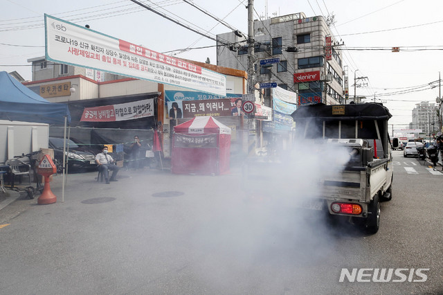 [서울=뉴시스]김병문 기자  = 성북구 보건소 방역 관계자들이 20일 오전 서울 성북구 사랑제일교회 앞 도로에서 방역을 하고 있다. 사진은 기사와 무관. 2020.08.20.   dadazon@newsis.com