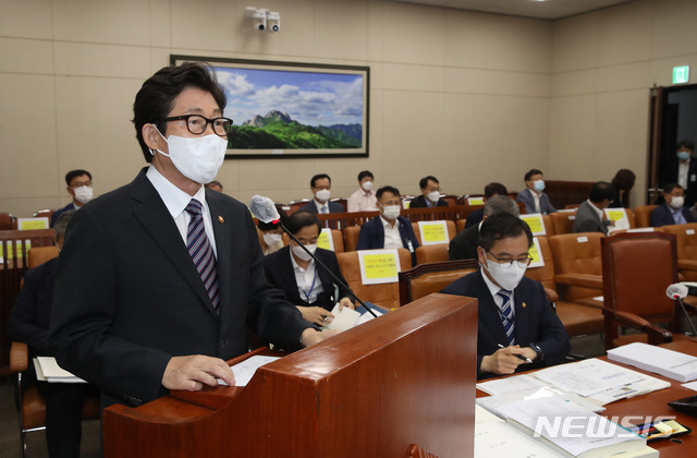 [서울=뉴시스] 김진아 기자 = 조명래 환경부 장관이 20일 오전 서울 여의도 국회 환경노동위원회 전체회의에서 열린 집중호우에 따른 수해 현안보고를 하고 있다. 2020.08.20. photo@newsis.com