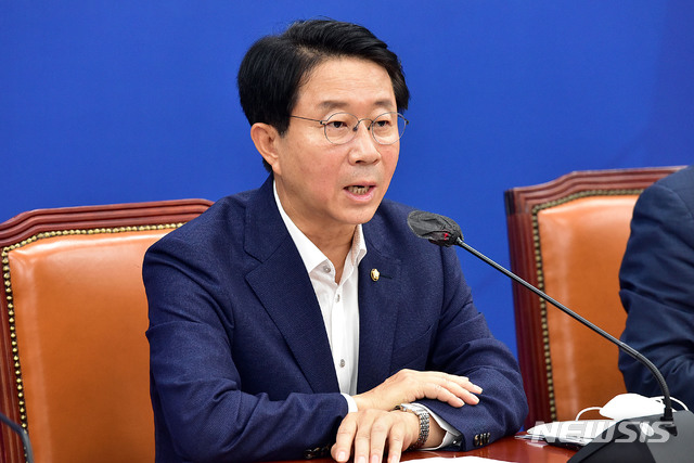 [서울=뉴시스]김선웅 기자 = 더불어민주당 조정식 정책위의장이 20일 오전 서울 여의 국회에서 열린 당 정책조정회의에서 발언을 하고 있다. 2020.08.20. photo@newsis.com