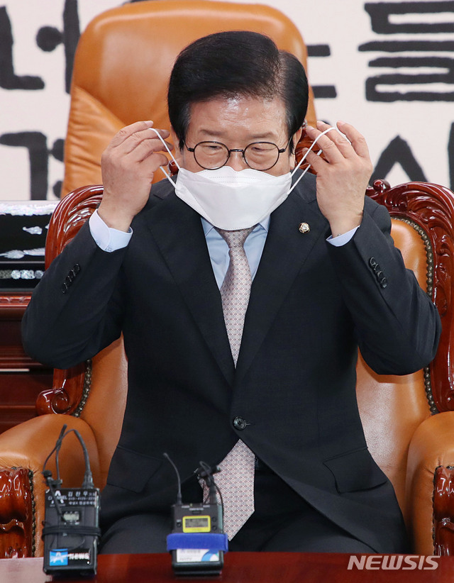 [서울=뉴시스] 김진아 기자 =&nbsp; 박병석 국회의장이 20일 오전 서울 여의도 국회에서 열린 국회의장-여·야 원내대표 회동에서 마스크를 하고 있다. 2020.08.20.&nbsp; bluesoda@newsis.com