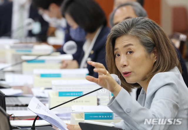 [서울=뉴시스] 최동준 기자 = 더불어민주당 양이원영 의원이 20일 오전 서울 여의도 국회에서 열린 환경노동위원회 전체회의에서 질의하고 있다. 2020.08.20. photo@newsis.com