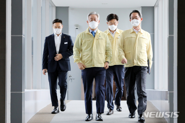 [수원=뉴시스] 김종택기자 = 이재명 경기도지사가 20일 오전 경기도 수원시 팔달구 경기도청에서 신종 코로나바이러스 감염증(코로나19) 수도권 대유행에 따른 대도민 긴급호소 기자회견을 위해 브리핑룸으로 이동하고 있다. (사진=경기사진공동취재단) 2020.8.20.semail3778@naver.com