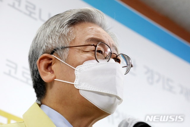 [수원=뉴시스] 김종택기자 = 이재명 경기도지사가 20일 오전 경기도 수원시 팔달구 경기도청에서 신종 코로나바이러스 감염증(코로나19) 수도권 대유행에 따른 대도민 긴급호소 기자회견을 하고 있다. (사진= 경기사진공동취재단) 2020.8.20. semail3778@naver.com